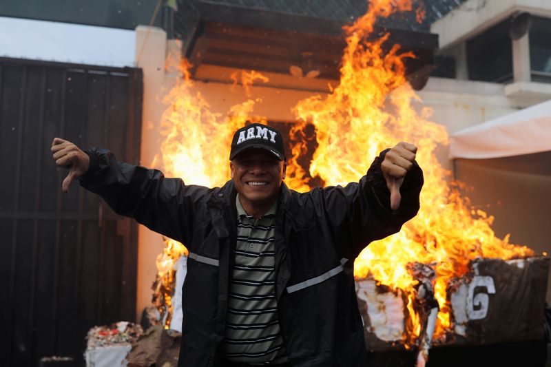 &copy; Reuters. FOTO DE ARCHIVO-Un manifestante frente a las instalaciones de la Comisión Internacional contra la Impunidad en Guatemala (CICIG) celebra el último día del mandato de la comisión anticorrupción, en Ciudad de Guatemala. 3 de septiembre de 2019. REUTERS