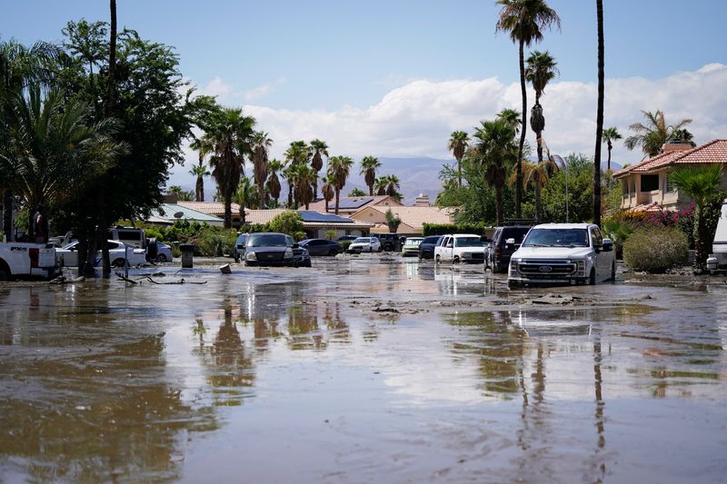 © Reuters. Cars partially submerged in water and mud sit on a street following Tropical Storm Hilary in Cathedral City, California, U.S., August 21, 2023. REUTERS/Bryan Woolston   