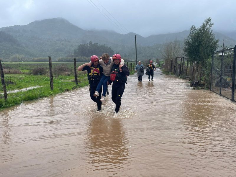 &copy; Reuters. Des habitants sont évacués d'une inondation alors que de fortes pluies frappent le centre-sud du Chili, dans la région de Maule. /Photo non datée obtenue le 21 août 2023/REUTERS/Carabineros de Chile