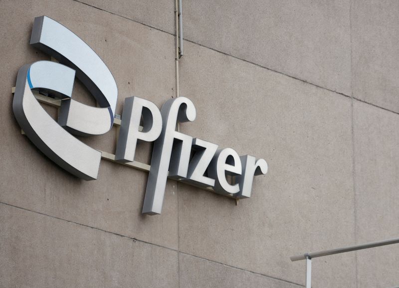 &copy; Reuters. FILE PHOTO: A  company logo is seen at a Pfizer office in Puurs, Belgium, December 2, 2022. REUTERS/Johanna Geron/File Photo