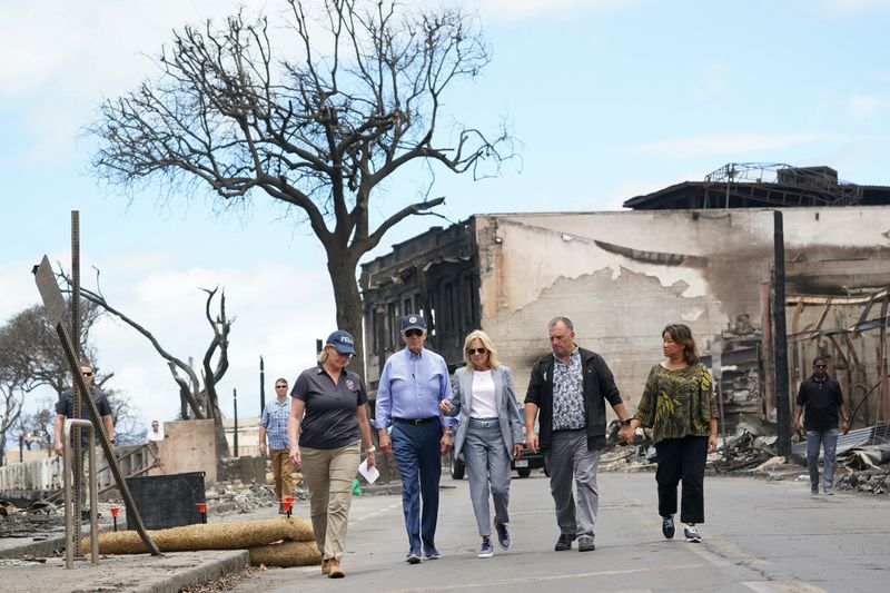 © Reuters. U.S. President Joe Biden and first lady Jill Biden accompanied by Hawaii Governor Josh Green and  Jaime Green, First Lady of Hawaii, visit the fire-ravaged town of Lahaina on the island of Maui in Hawaii, U.S., August 21, 2023. REUTERS/Kevin Lamarque