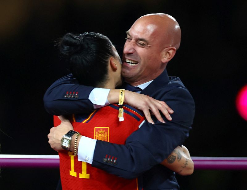 &copy; Reuters. 　スペイン・サッカー連盟のルイス・ルビアレス会長（右）は２１日、女子ワールドカップ（Ｗ杯）で優勝したスペイン代表のジェニファー・エルモソ選手（左）の唇にキスをしたことにつ