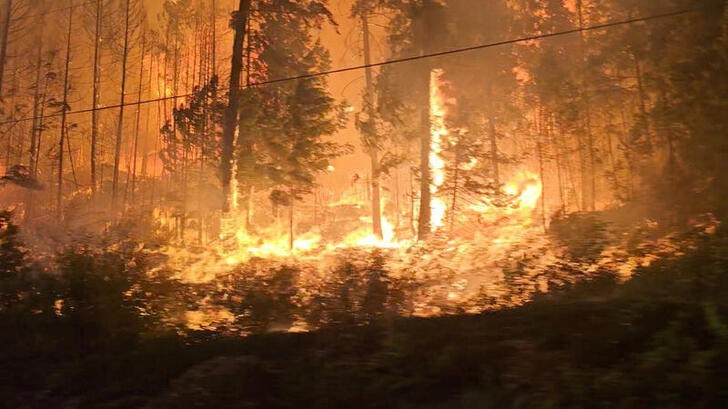 &copy; Reuters. カナダ西部のブリティッシュコロンビア州で発生した山火事について地元当局は、２１─２２日の天候が消火活動に好ましい状況になるとの見方を示した。写真は、ブリティッシュコロンビ