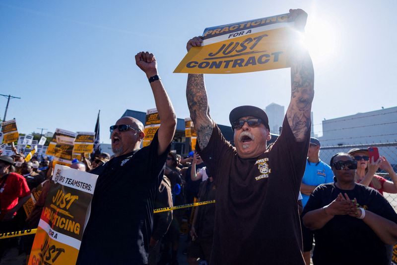 &copy; Reuters. Teamster member Sergio Martinez yells out during a rally outside a UPS facility in downtown in Los Angeles, California, U.S. July 19, 2023. REUTERS/Mike Blake
