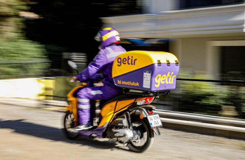 &copy; Reuters. FILE PHOTO: An employee of Turkish fast grocery-delivery company Getir rides to deliver an online grocery delivery in Istanbul, Turkey November 12, 2021. REUTERS/Umit Bektas/File Photo