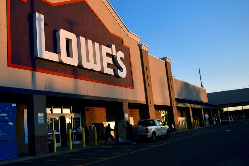 © Reuters. FILE PHOTO: Shoppers load a box of merchandise into a truck after visiting a Lowe's hardware store in Philadelphia, Pennsylvania, U.S. November 4, 2020.  REUTERS/Mark Makela/File Photo