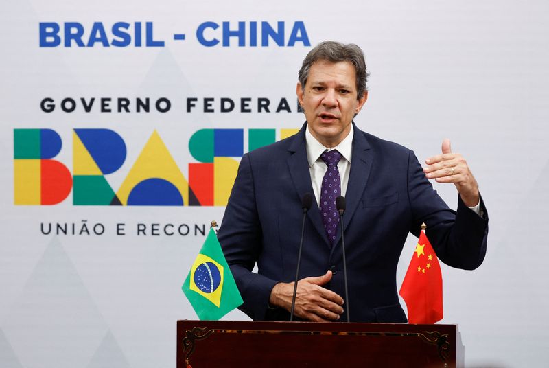 &copy; Reuters. Ministro da Fazenda, Fernando Haddad, durante entrevista coletiva na embaixada do Brasil em Pequim
14/04/2023 REUTERS/Tingshu Wang/Pool