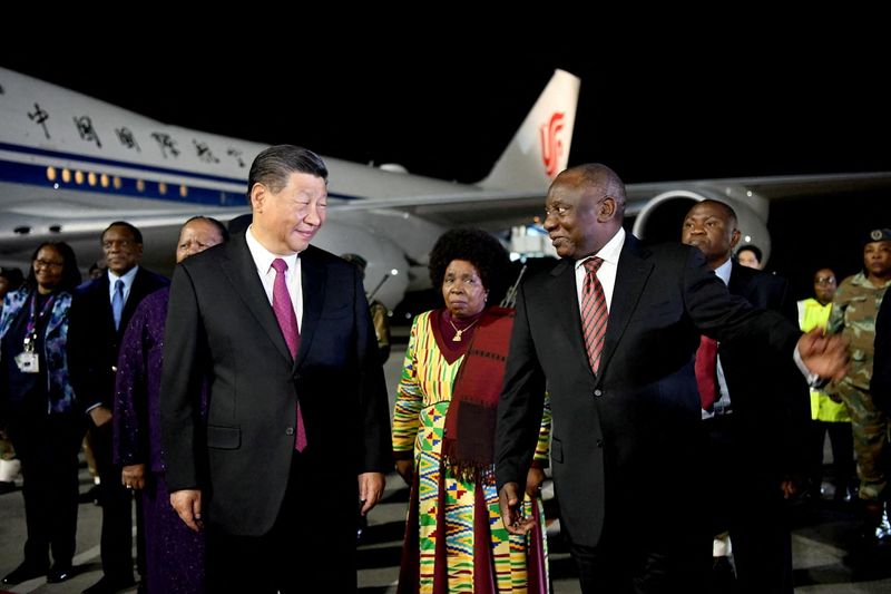 &copy; Reuters. Il presidente cinese Xi Jinping incontra il presidente sudafricano Cyril Ramaphosa prima del vertice BRICS all'aeroporto internazionale OR Tambo di Johannesburg, in Sudafrica, 22 agosto 2023. Yandisa Monakali/DIRCO/Handout via REUTERS