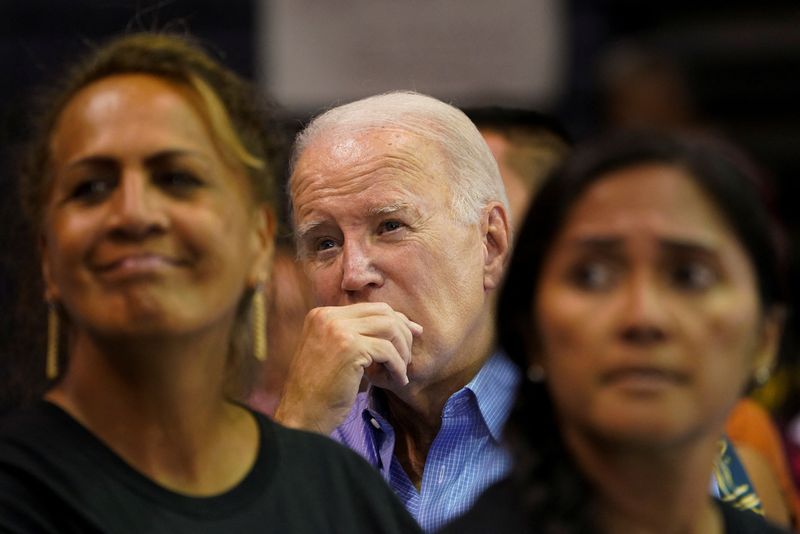 &copy; Reuters. U.S. President Joe Biden listens to speakers during a community event at the Lahaina Civic Center,in the fire-ravaged town of Lahaina on the island of Maui in Hawaii, U.S., August 21, 2023. REUTERS/Kevin Lamarque