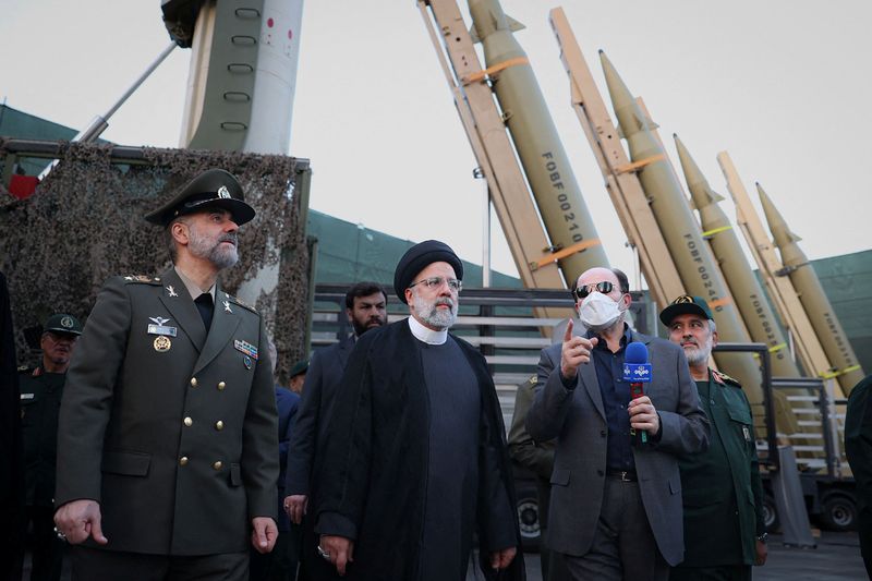 &copy; Reuters. الرئيس الإيراني إبراهيم رئيسي خلال زيارة مصنع للصواريخ الباليستية خلال مراسم للكشف عن معدات عسكرية جديدة وضمها للقوات المسحلة في طهران يوم