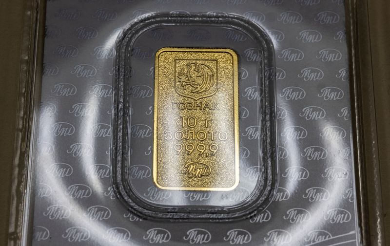 &copy; Reuters. سبيكة من الذهب معروضة بأحد فروع شركة جوزناك الروسية في موسكو يوم 22 مايو أيار 2023. تصوير: مكسيم شيمتوف - رويترز.