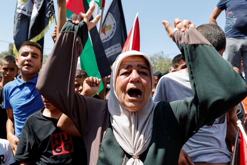 © Reuters. مشيعيون خلال جنازة الفلسطيني الذي قتل في مداهمة إسرائيلية بالقرب من جنين في الضفة الغربية المحتلة يوم الثلاثاء. تصوير: رنين صوافطة - رويترز.