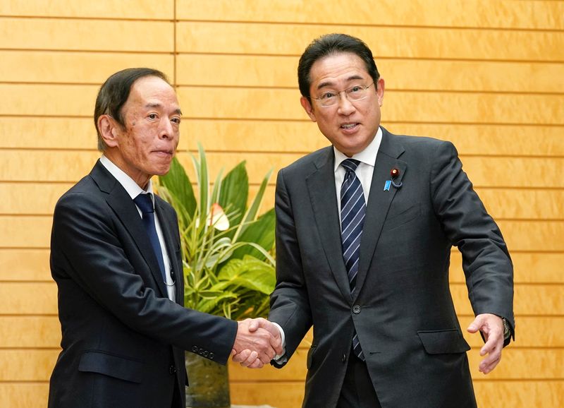 &copy; Reuters. Presidente do BC do Japão, Kazuo Ueda, cumprimenta primeiro-ministro japonês,  Fumio Kishida 
10/04/2023.  Kimimasa Mayama/Pool via REUTERS