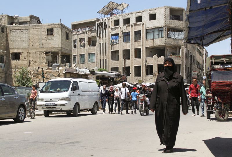&copy; Reuters. FOTO DE ARCHIVO: Varias personas caminan por una calle de Douma, Siria, el 19 de junio de 2023. REUTERS/Firas Makdesi