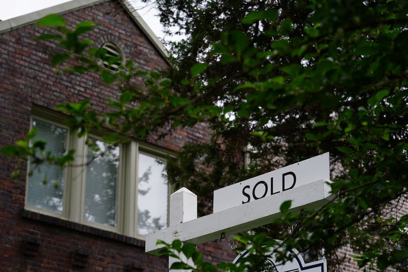 &copy; Reuters. Anúncio de casa vendida em Washington
07/07/2022. REUTERS/Sarah Silbiger/File Photo