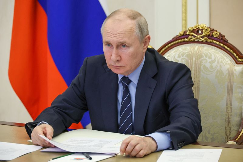 &copy; Reuters. FILE PHOTO: Russian President Vladimir Putin chairs a meeting with members of the government via video link at the Kremlin in Moscow, Russia August 16, 2023. Sputnik/Mikhail Klimentyev/Kremlin via REUTERS/File Photo