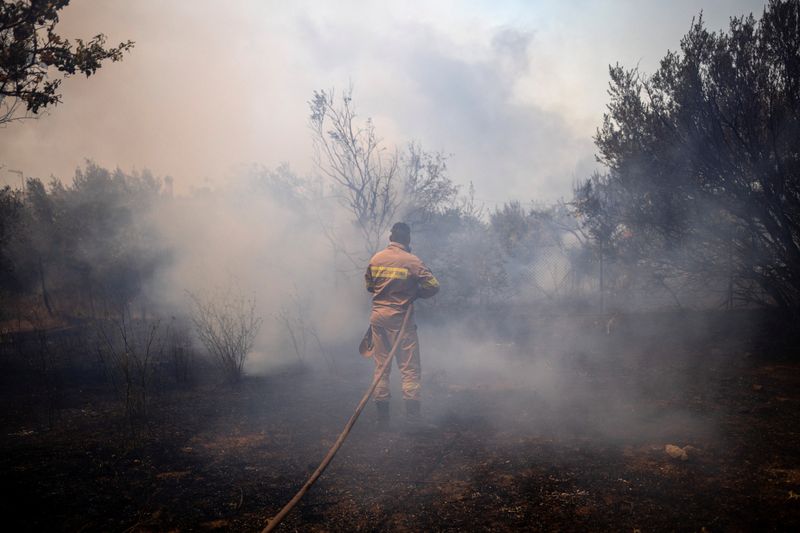 &copy; Reuters. Un pompier tente d'éteindre un feu de forêt dans le village de Hasia, près d'Athènes, en Grèce. /Photo prise le 22 août 2023/REUTERS/Alkis Konstantinidis