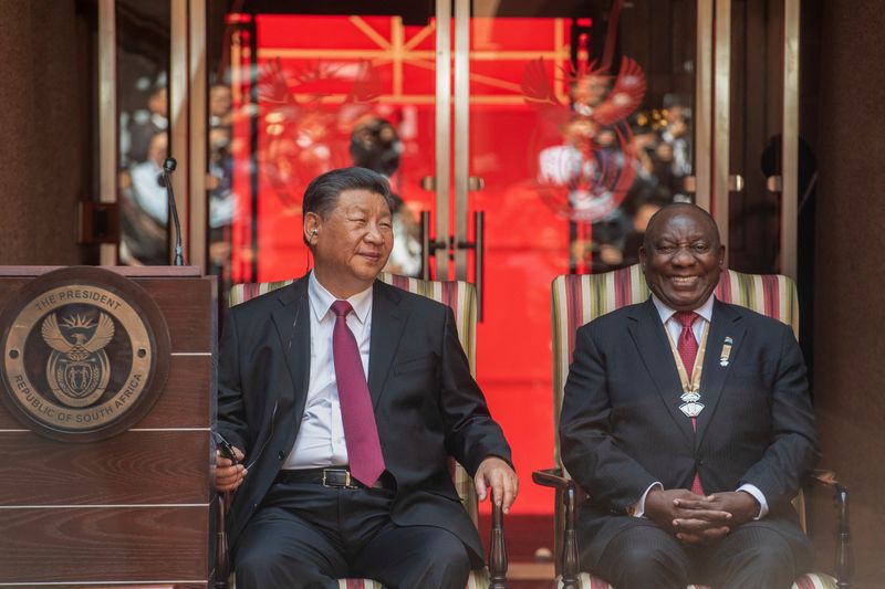 &copy; Reuters. الرئيس الصيني شي جين بينغ  يجلس بجانب رئيس جنوب أفريقيا سيريل رامابوسا قبل انطلاق اجتماعات قمة بريكس في العاصمة بريتوريا يوم الثلاثاء . تصوي