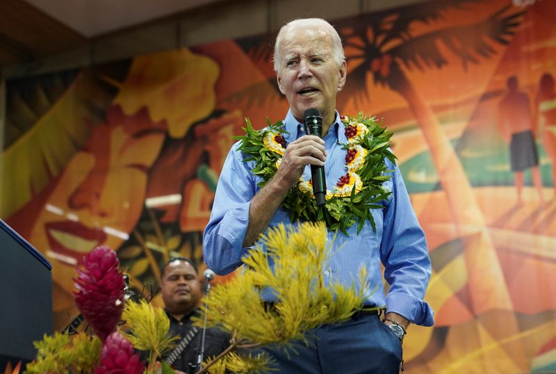 &copy; Reuters. U.S. President Joe Biden speaks during a community event at the Lahaina Civic Center, in the fire-ravaged town of Lahaina on the island of Maui in Hawaii, U.S., August 21, 2023. REUTERS/Kevin Lamarque/File Photo