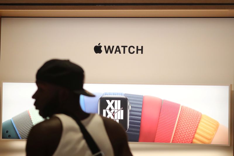 &copy; Reuters. Consumidor em frente à divulgação do smartwatch da Apple em Los Angeles, Califórnia, EUA
24/6/2021 REUTERS/Lucy Nicholson/Arquivo