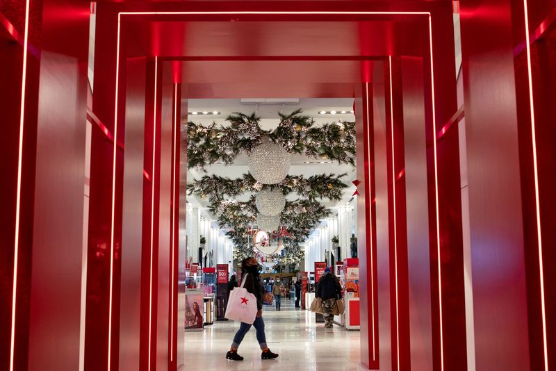 &copy; Reuters. FILE PHOTO: People visit Macy's Herald Square during early opening for the Black Friday sales in Manhattan, New York, U.S., November 27, 2020. REUTERS/Eduardo Munoz/File Photo