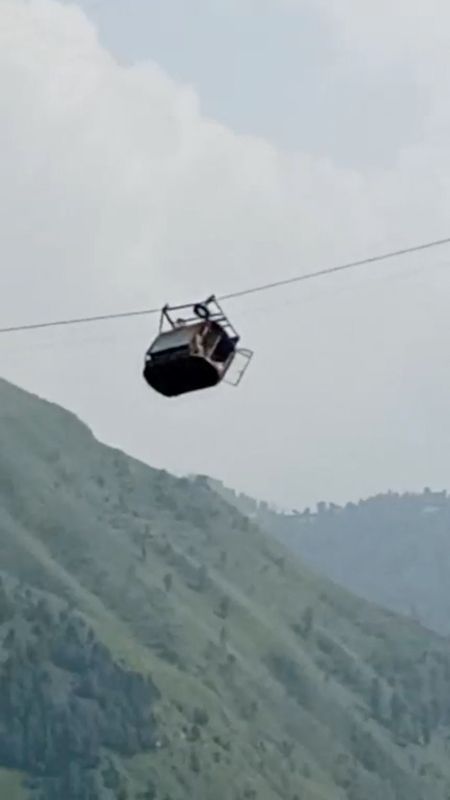 &copy; Reuters. Pessoas ficam presas em teleférico em Battagram, no Paquistão
 22/8/2023   Umeed Sahar/via REUTERS