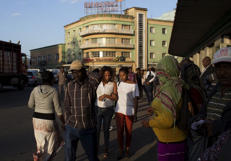 &copy; Reuters. Des personnes marchent dans une rue animée d'Addis-Abeba, en Éthiopie. /Photo prise le 18 mai 2015/REUTERS/Siegfried Modola