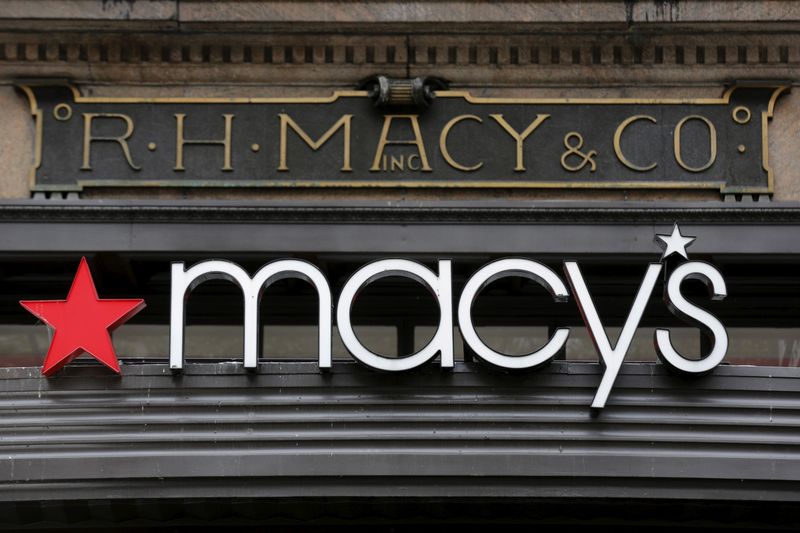 &copy; Reuters. FOTO DE ARCHIVO. Los grandes almacenes insignia R.H. Macy and Co. se ven en el centro de Nueva York, Nueva York, EEUU, 11 de noviembre de 2015.  REUTERS/Brendan McDermid