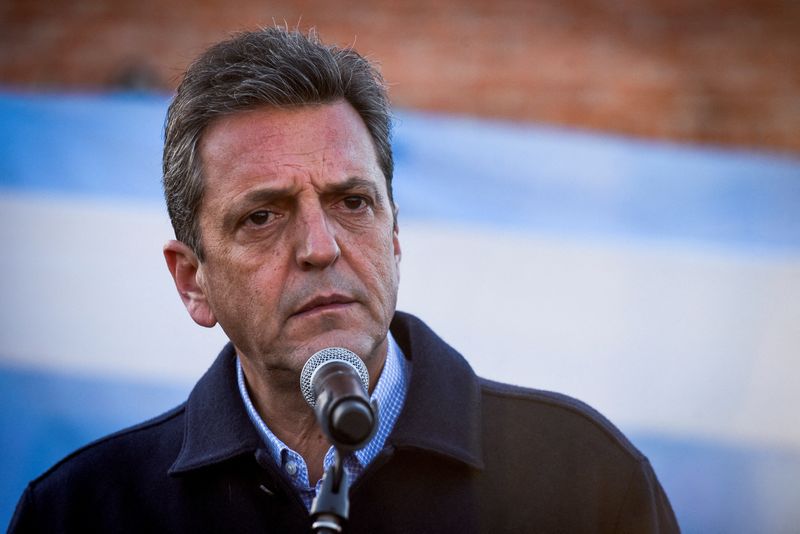 &copy; Reuters. FILE PHOTO: Argentine Economy Minister Sergio Massa speaks to the media on the day of Argentina's primary elections, near a polling station in Tigre, on the outskirts of Buenos Aires, Argentina August 13, 2023. REUTERS/Mariana Nedelcu/File Photo