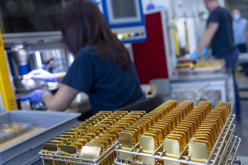 &copy; Reuters. سبائك ذهب جاهزة للسك بوزن 50 جرامًا في مصنع لتنقية السبائك الذهبية بمنطقة مندريسيو في سويسرا في صورة من أرشيف رويترز .    