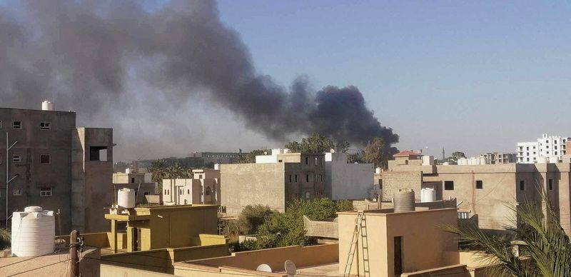 &copy; Reuters. سحب الدخان الأسود تتصاعد في سماء العاصمة الليبية طرابس وسط اشتباكات بين فصائل مسلحة هناك في 15 أغسطس آب 2023 . تصوير : رويترز .  