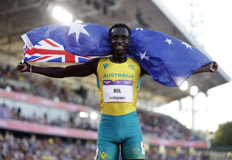 &copy; Reuters. الأسترالي بيتر بول يحتفل بإحراز الميدالية الفضية في سباق 800 متر في دورة ألعاب الكومنولث ببريطانيا في صورة من أرشيف رويترز . تصوير : جون سيبلي 