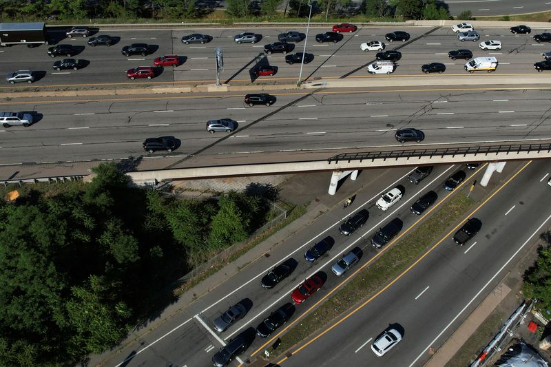 © Reuters. FILE PHOTO: Drivers sit in slow moving traffic leaving Boston at the start of the long Fourth of July holiday weekend in Somerville, Massachusetts, U.S., June 30, 2022.   REUTERS/Brian Snyder/File Photo