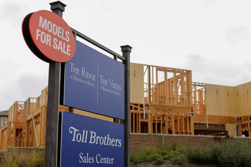 &copy; Reuters. A Toll Brothers housing development is shown in Carlsbad, California, U.S., May 21, 2018.  REUTERS/Mike Blake/file photo