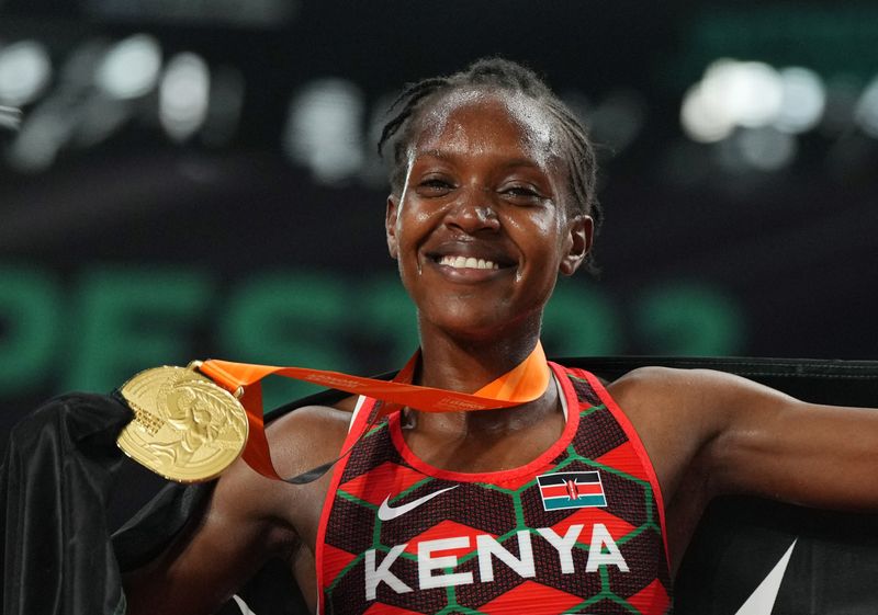 &copy; Reuters. الكينية فيث كيبيجون تحتفل بإحرازها ذهبية سباق 1500 متر في بطولة العالم لألعاب القوى يوم الثلاثاء . تصوير : ألكساندرا شميجيال - رويترز .      
 
       