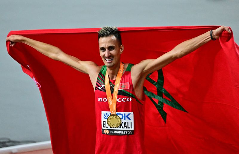 © Reuters. المغربي سفيان البقالي يحتفل بإحراز الميدالية الذهبية في سباق 3000 متر موانع للرجال ببطولة العالم لألعاب القوى يوم الثلاثاء. تصوير : مارتون مونوس - رويترز . 