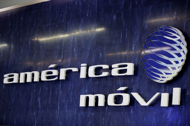 &copy; Reuters. FOTO DE ARCHIVO.  Una imágen del logotipo de la empresa América Móvil se observa en la pared de las oficinas corporativas en Ciudad de México. 25 de enero de 2022. REUTERS/Gustavo Graf