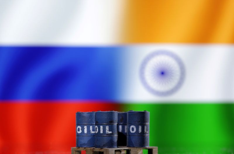 &copy; Reuters. 　８月２２日、７月のロシアからインドへの原油輸入量は９カ月ぶりに減少した。写真はロシアとインドの国旗。２０２２年１２月撮影のイメージ写真（２０２３年　ロイター/Dado Ruvic/Illust