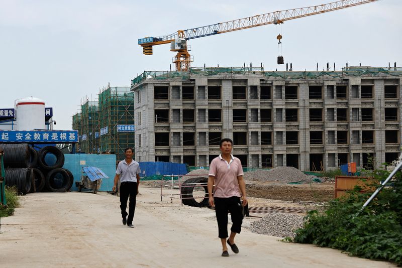 © Reuters. Workers walk out of a construction site of residential buildings by Chinese developer Country Garden, in Tianjin, China August 18, 2023. REUTERS/Tingshu Wang