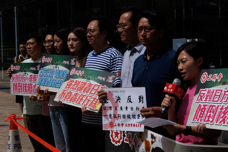 © Reuters. 　８月２２日、    香港政府トップの李家超行政長官は、東京電力福島第１原発処理水の海洋放出開始の決定に対し「強い反対」を表明し、日本の水産物の輸入規制を「直ちに発動する」と述べた。写真は同日、香港で日本の決定に抗議する人々（２０２３年　ロイター/Tyrone Siu）