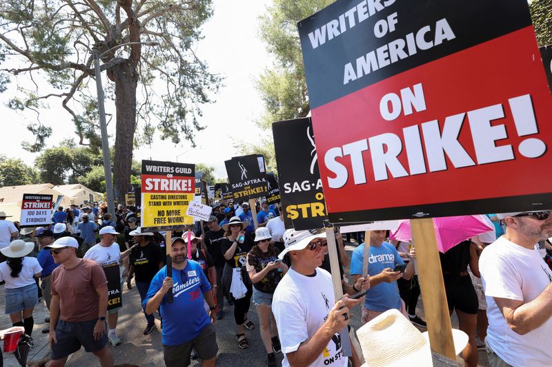 &copy; Reuters. FILE PHOTO: SAG-AFTRA actors and Writers Guild of America (WGA) writers walk the picket line during their ongoing strike outside Walt Disney Studios in Burbank, California, U.S., August 22, 2023. REUTERS/Mario Anzuoni/File Photo