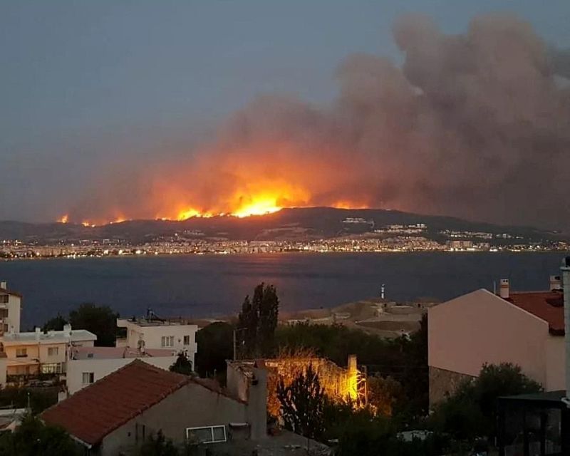 &copy; Reuters. حريق غابات في إقليم جناق قلعة بشمال غرب تركيا يوم الثلاثاء. تصوير ليفنت شيتين - رويترز يحظر إعادة بيع الصورة أو الاحتفاظ بها في الأرشيف.