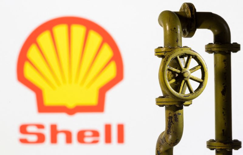 &copy; Reuters. FOTO DE ARCHIVO: Una tubería de gas natural impresa en 3D delante del logotipo de Shell. Ilustración del 8 de febrero de 2022. REUTERS/Dado Ruvic/Illustration