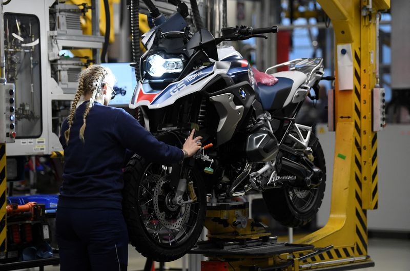 &copy; Reuters. FOTO DE ARCHIVO. Una empleada trabaja con una motocicleta en el centro de producción de BMW Group en Berlín, Alemania. 19 de diciembre de 2022. REUTERS/Annegret Hilse