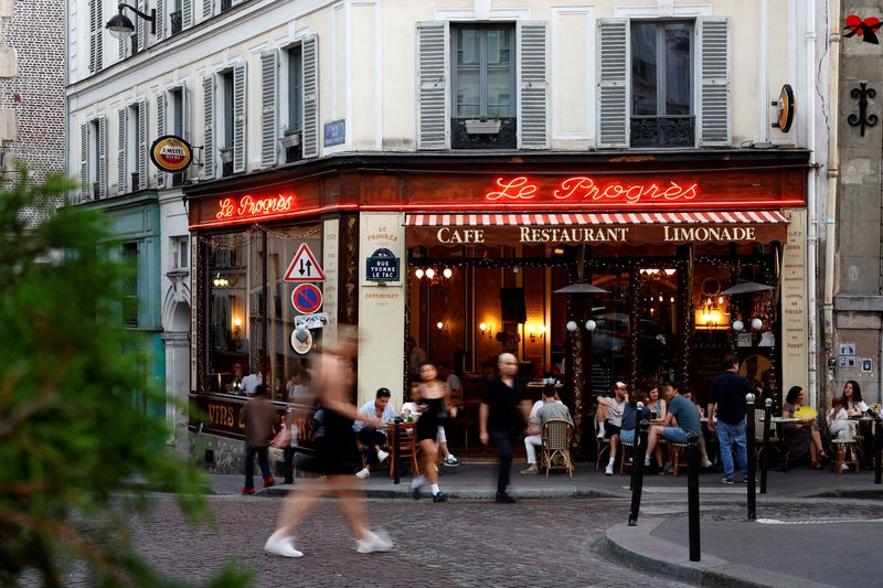 &copy; Reuters. FILE PHOTO: People walk past a restaurant at the Butte Montmartre in Paris, France, July 10, 2023. REUTERS/Sarah Meyssonnier/File Photo