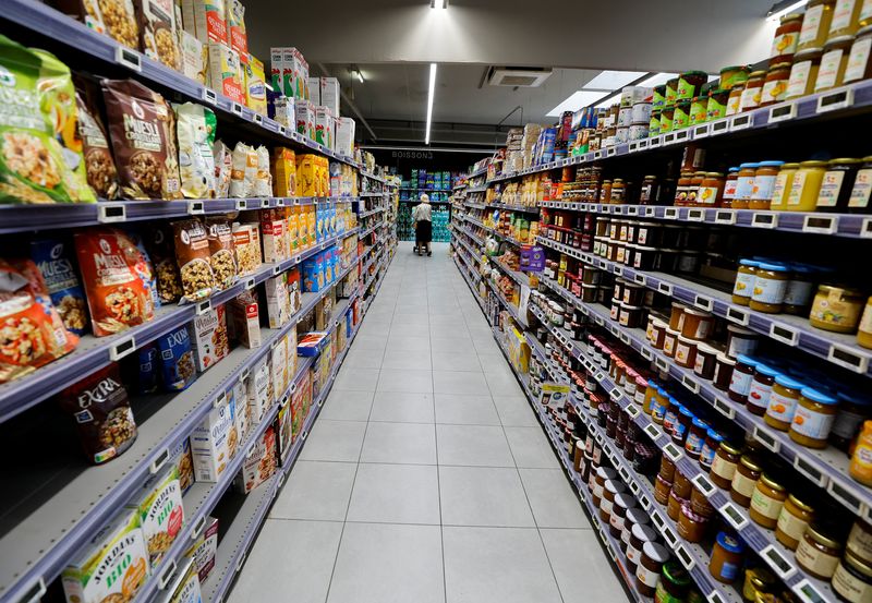 &copy; Reuters. Un client fait ses courses dans un supermarché à Nice, en France. /Photo prise le 18 août 2022/REUTERS/Eric Gaillard