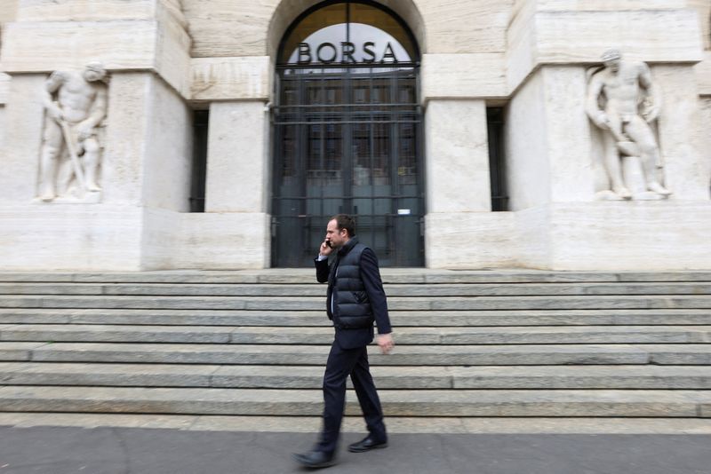 &copy; Reuters. Un uomo passa davanti all'edificio della Borsa di Milano. 13 marzo 2023. REUTERS/Claudia Greco/File Photo