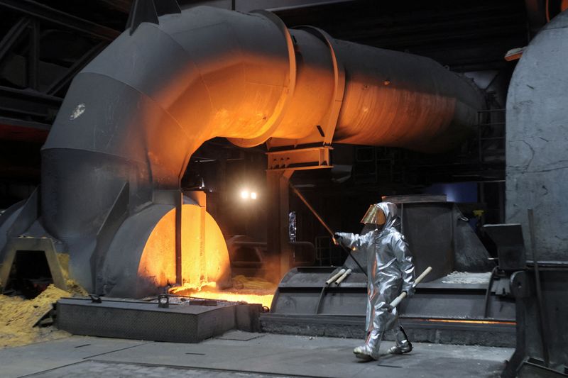 &copy; Reuters. Un operaio cammina davanti a un altoforno in un impianto siderurgico della ThyssenKrupp a Duisburg. 14 novembre 2022 REUTERS/Wolfgang Rattay/File Photo