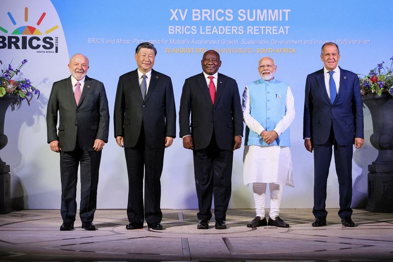 &copy; Reuters. El presidente de Brasil, Luiz Inacio Lula da Silva, el presidente de China, Xi Jinping, el presidente de Sudáfrica, Cyril Ramaphosa, el primer ministro de la India, Narendra Modi, y el ministro de Asuntos Exteriores de Rusia, Sergei Lavrov, posan durante