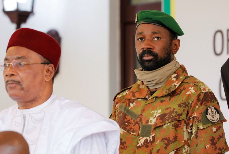 &copy; Reuters. FILE PHOTO: Colonel Assimi Goita, leader of Malian military junta, looks on while he stands behind Niger's President Mahamadou Issoufou during a photo opportunity after the Economic Community of West African States (ECOWAS) consultative meeting in Accra, 